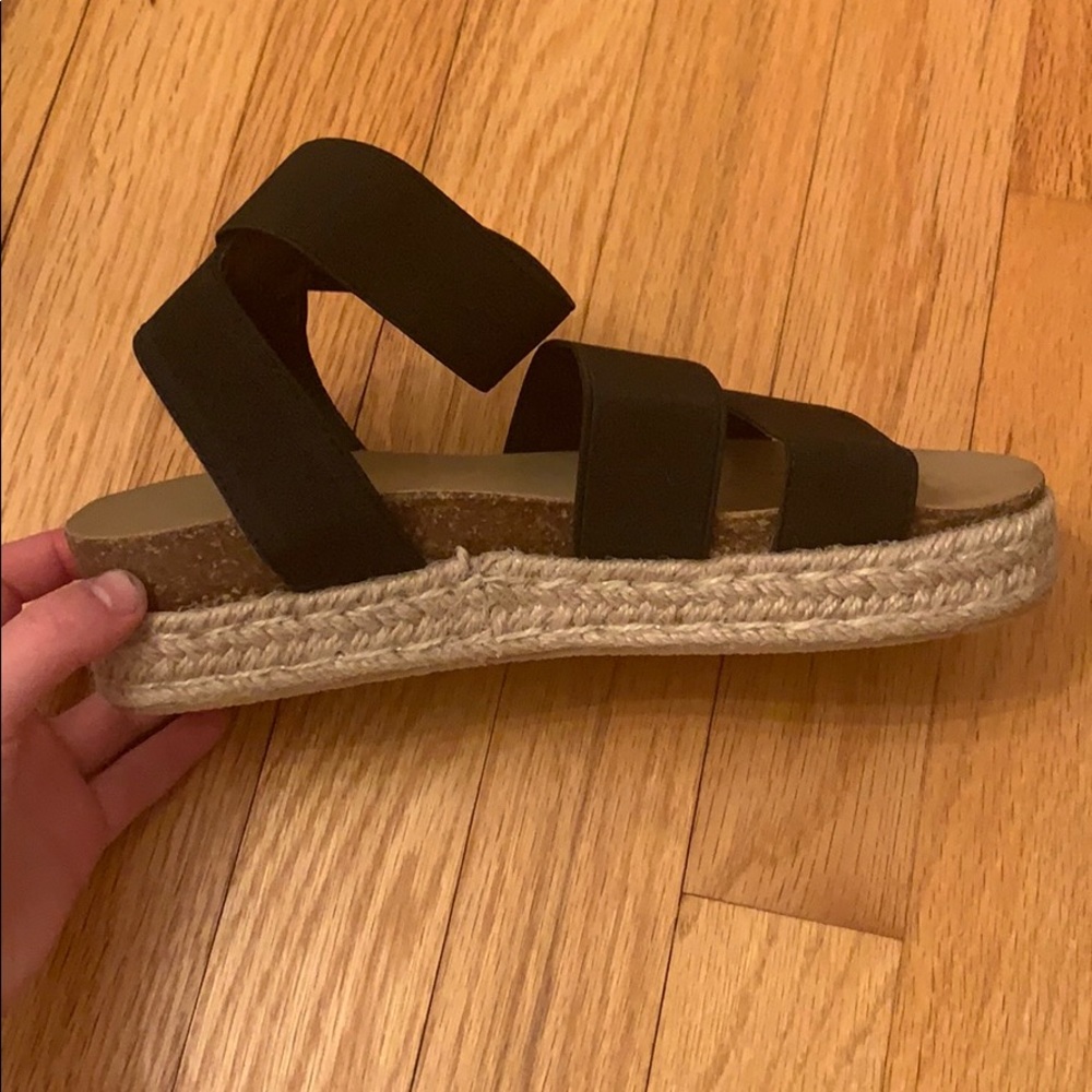 Plate form Kammi sandals🖤 - Picture 2 of 3